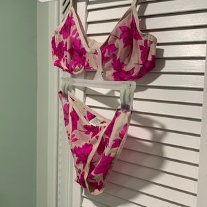 Calvin Klein carefully worn bra and underwear set pretty in pink Priced To Sell